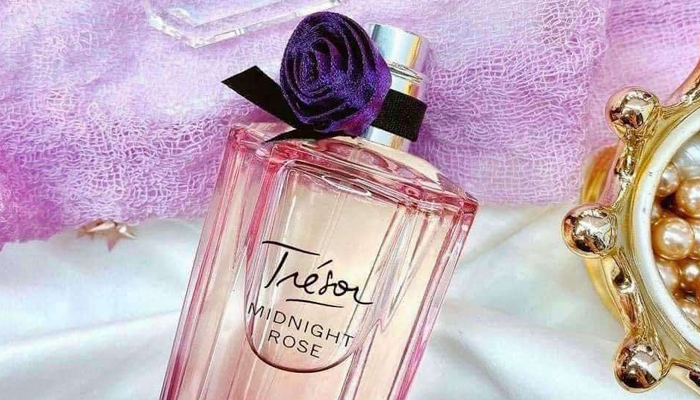 Lancome Tresor Midnight Rose là nước hoa dành cho nữ ngọt ngào, dễ chịu