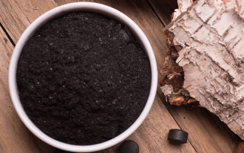 Dùng than hoạt tính để hút ẩm và khử mùi