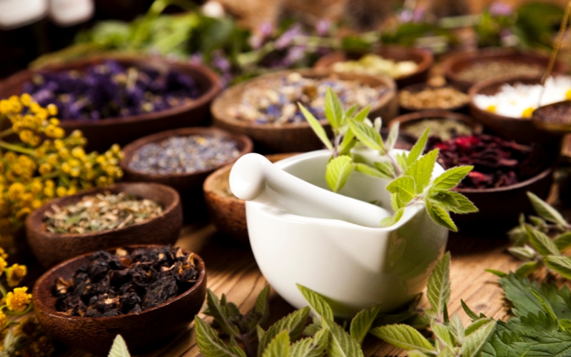 Sử dụng các loại thảo mộc khô để khử mùi ẩm mốc