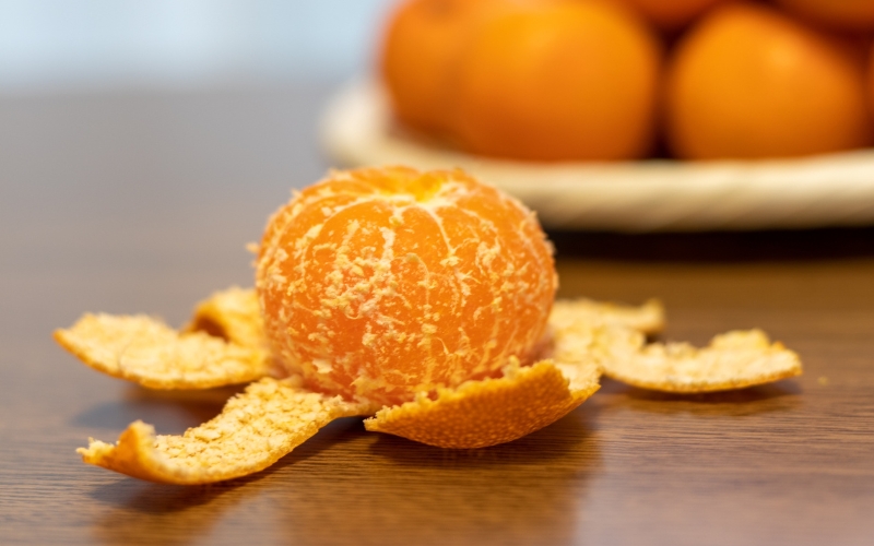 Tận dụng vỏ cam, vỏ quýt để khử mùi phòng kín