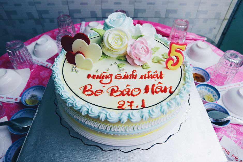 Bánh kem khai trương đẹp: phép lịch sự khi tặng quà